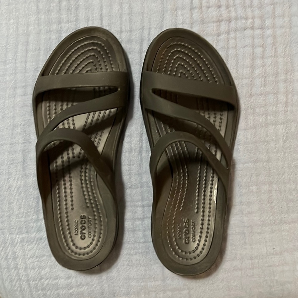 Size 6 women’s black sandal